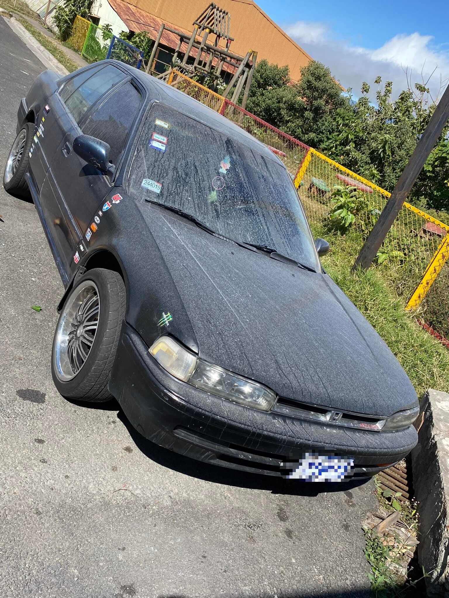 Varios carros quedaron cubiertos con ceniza. Foto Guille Navarro.
