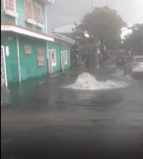 Aguaceros provocan inundaciones en el centro de San José. Foto cortesía.