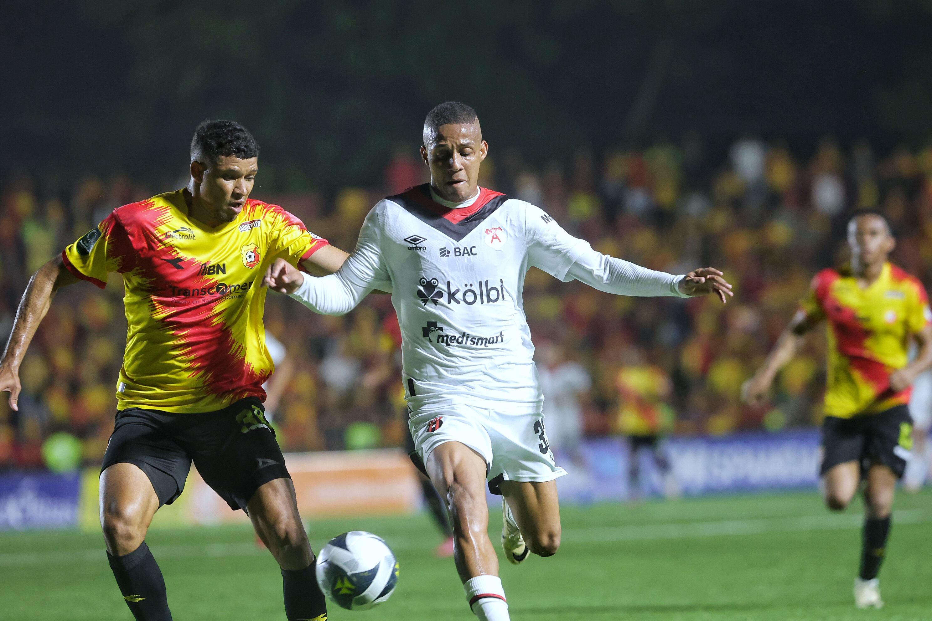 28/05/2025/ Juego entre Club Sport Herediano vs Liga Deportiva Alajuelense por  el partido de vuelta de la gran final el torneo Clausura de la Liga Promerica en el estadio Carlos Alvarado / foto John Durán