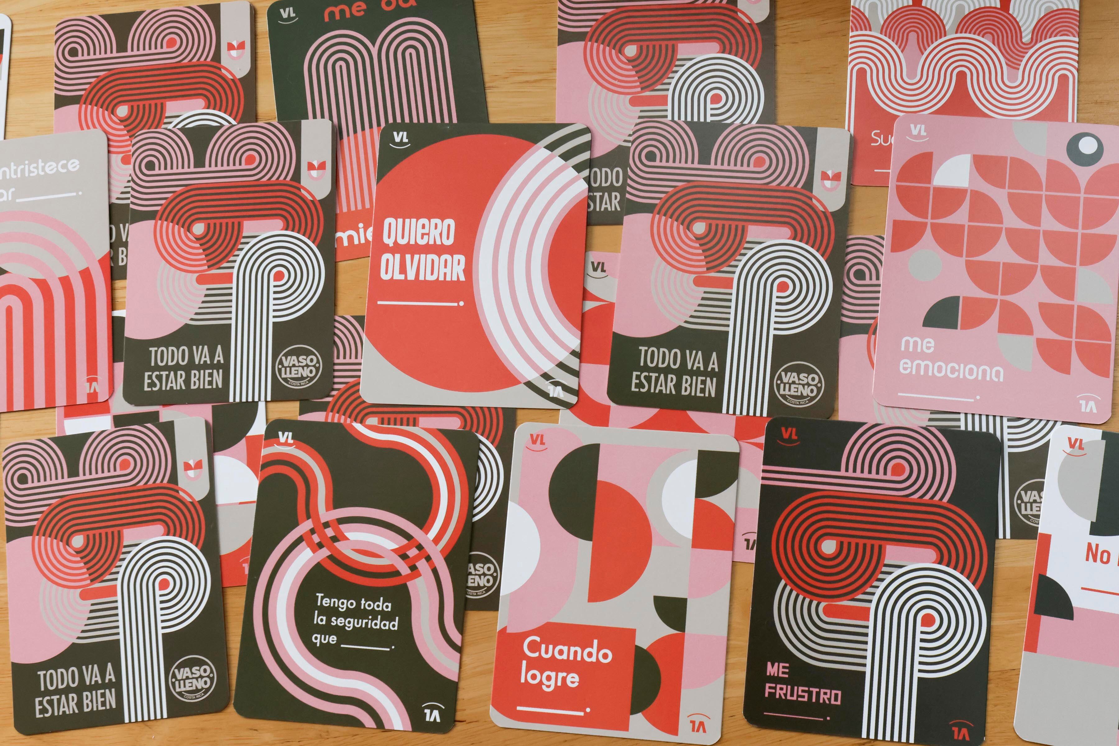 16/05/2024. San Pedro de Montes de Oca. Hora: 01:30 p.m. Entrevista con Cristina Gomar, psicóloga que fundó en Instagram la comunidad "Vaso Lleno" y el juego de cartas "Vasoterapia", que promueve las conversaciones en temas sensibles de diversa índole y edades. Fotos: Mayela López