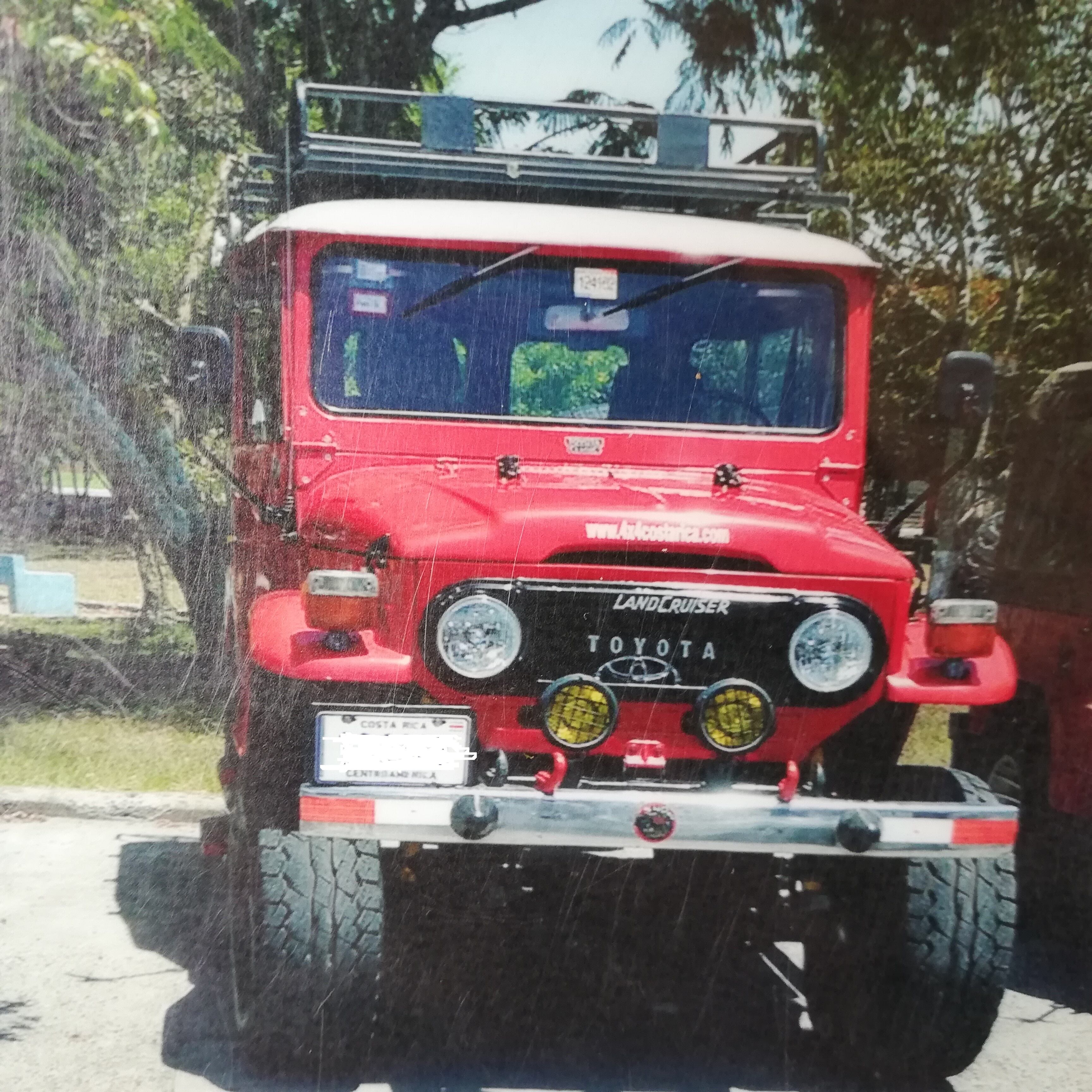 Don Carlos Chacón Alvarado, pensionado y de 73 años, cumplió por 13 años consecutivos su compromiso de ser el primer tico que paga el derecho de circulación 2022. En la foto el Diablo Rojo, el Toyota Land Cruiser de 1974 por el cual don Carlos madruga cada 1 de noviembre para pagarle el marchamo.