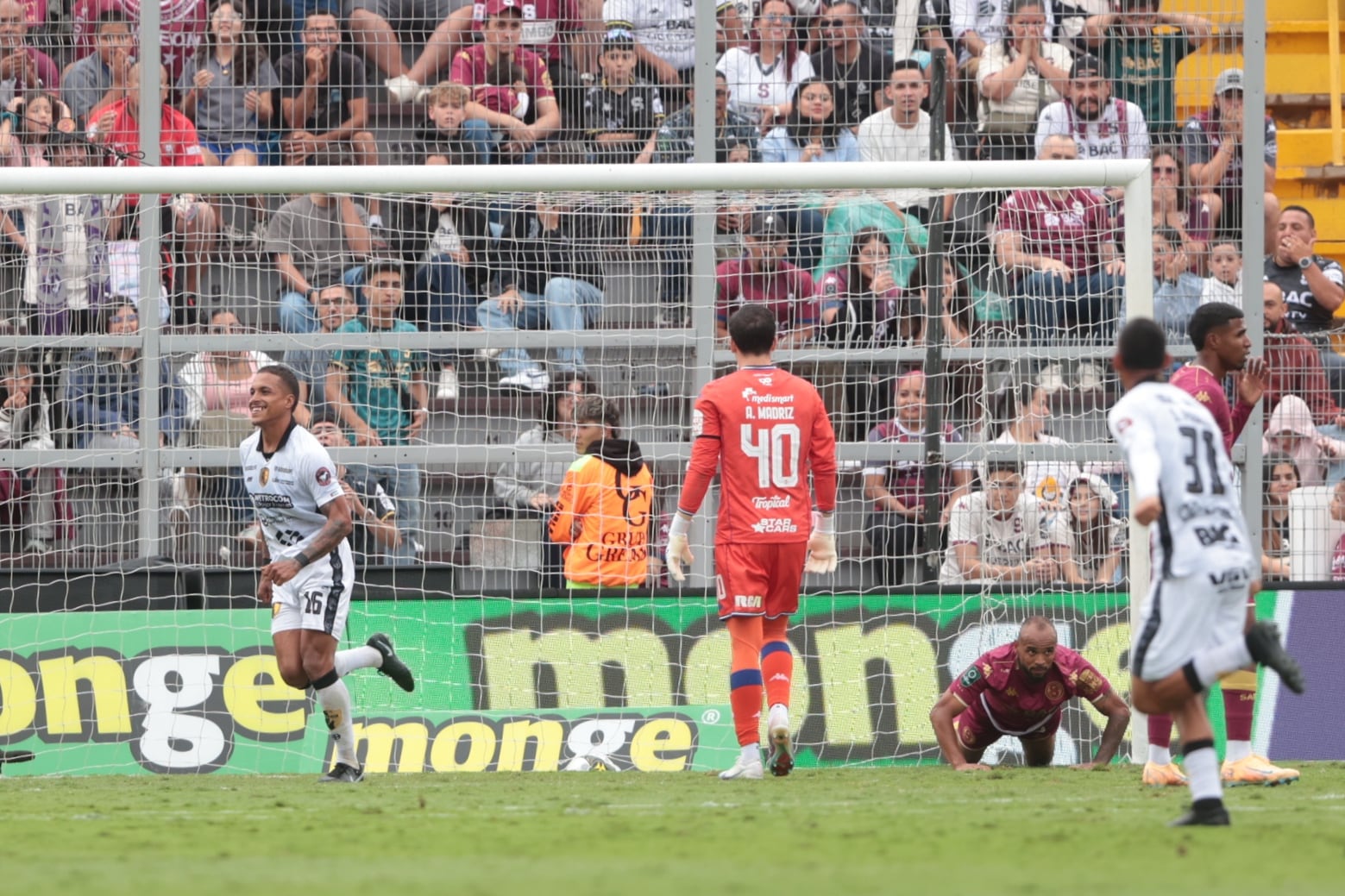 12/04/2026/ juego entere Deportivo Saprissa vs Municipal Liberia por la Liga a Promerica en el estadio Ricardo Saprissa/ foto John Durán