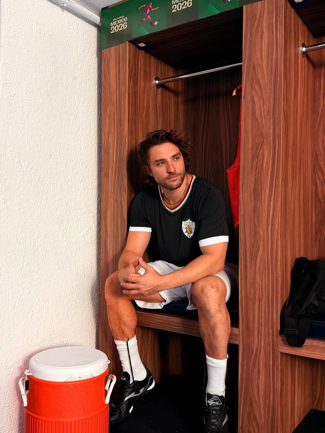 El actor tico Gary Centeno es parte de la serie "Falso 9" que estrenará TUDN durante el Mundial 2026