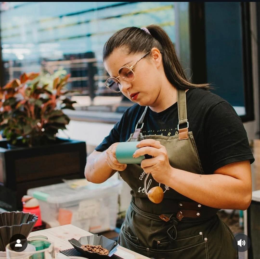 Ana Beatriz León Fallas aprendió desde niña el valor del trabajo entre las matas de café y, años después, ese mismo aprendizaje la impulsó a vencer sus miedos y ganar la Copa Lelit-Barista en Casa.