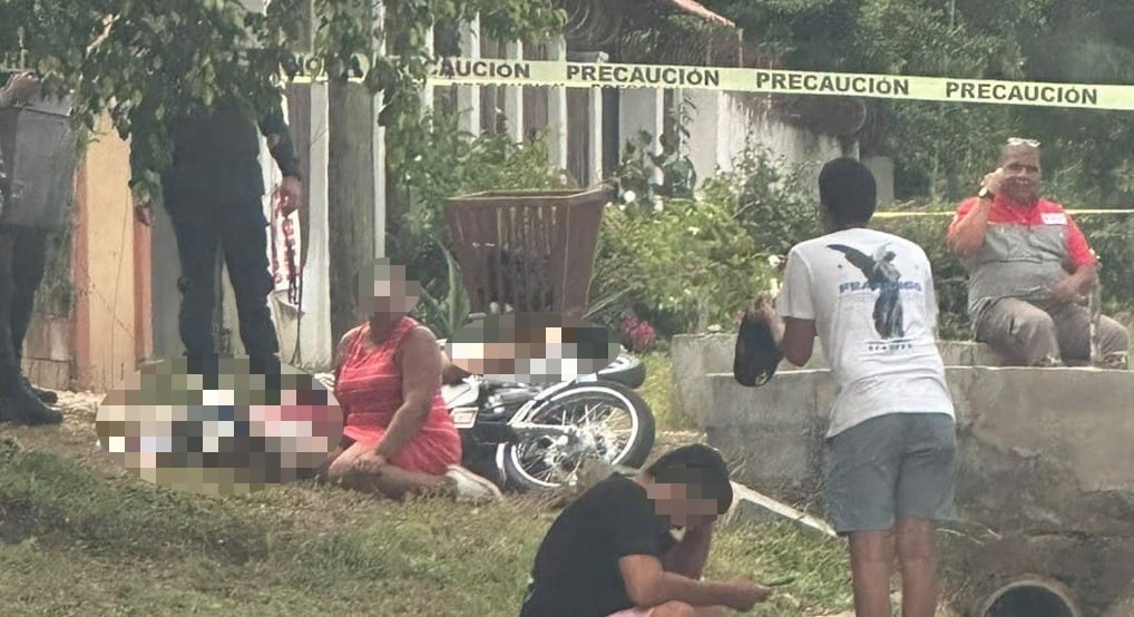 El hombre murió a un lado de la calle tras el ataque. Foto Redes