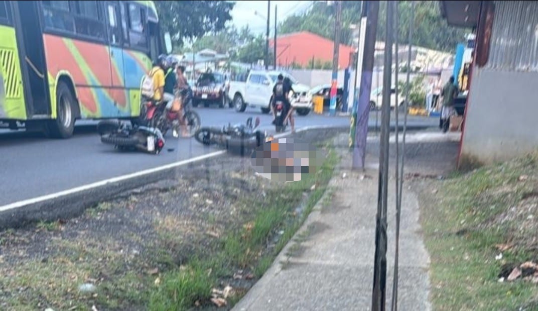 El cuerpo del ahora fallecido quedó al lado de una motocicleta. Foto ANI