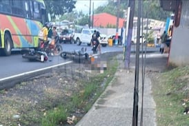 Sangriento homicidio deja escena de horror a la orilla de una calle