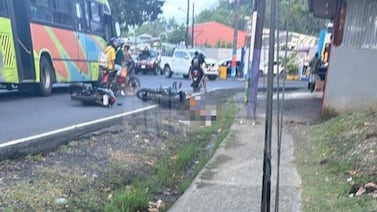 Sangriento homicidio deja escena de horror a la orilla de una calle