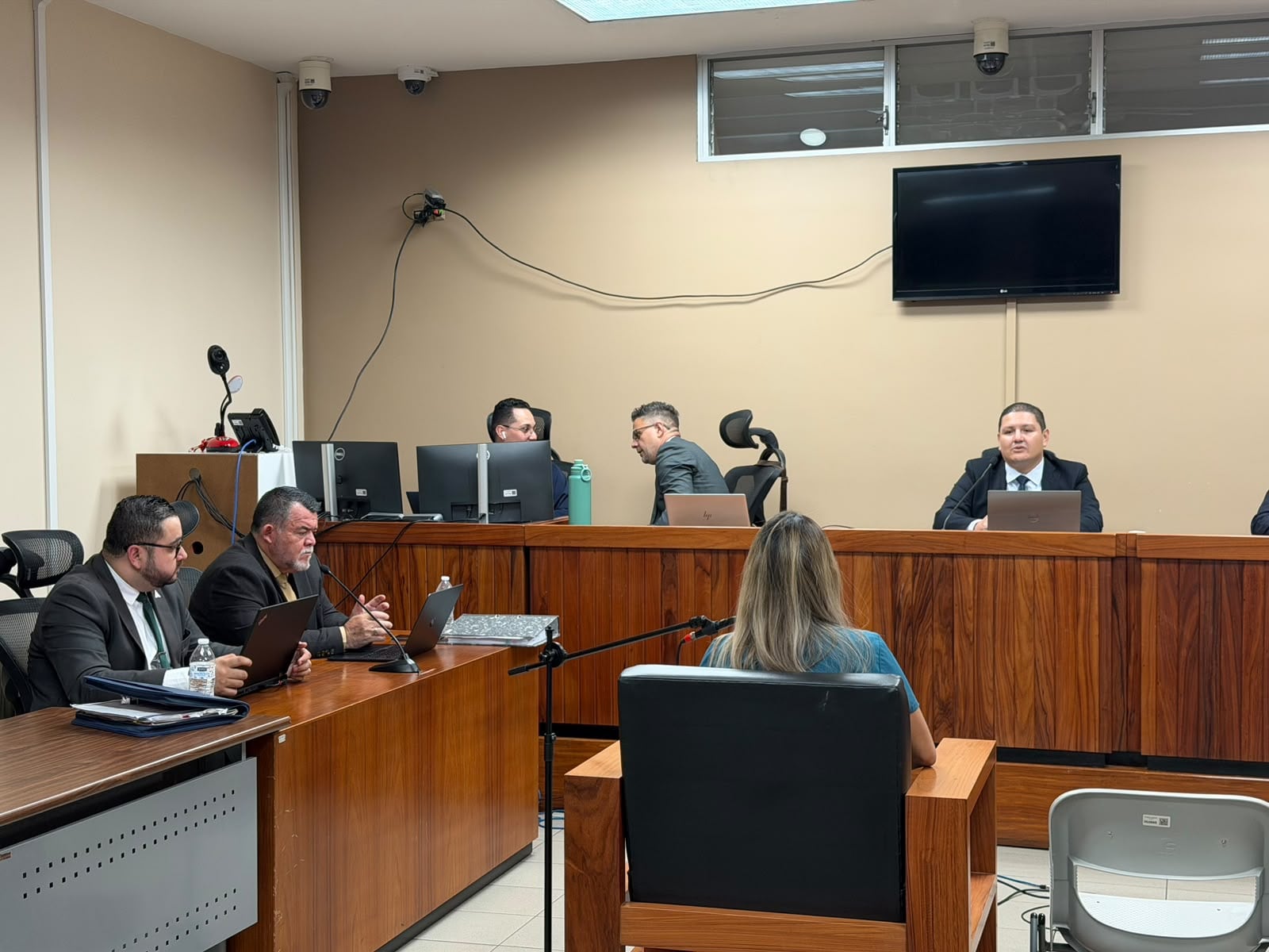 Odontóloga declaró este jueves en favor de María José Ulate y Mauricio Hoffmann en juicio contra el yotuber