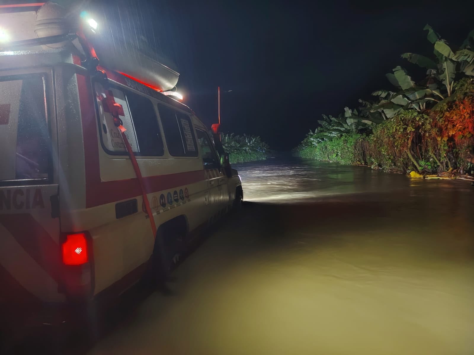 Rescate de damnificados por inundaciones en Matina. Foto CRC.