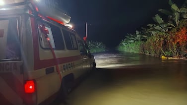 Rescatan a mujer embarazada y adulto mayor en cama que quedaron aislados por inundaciones