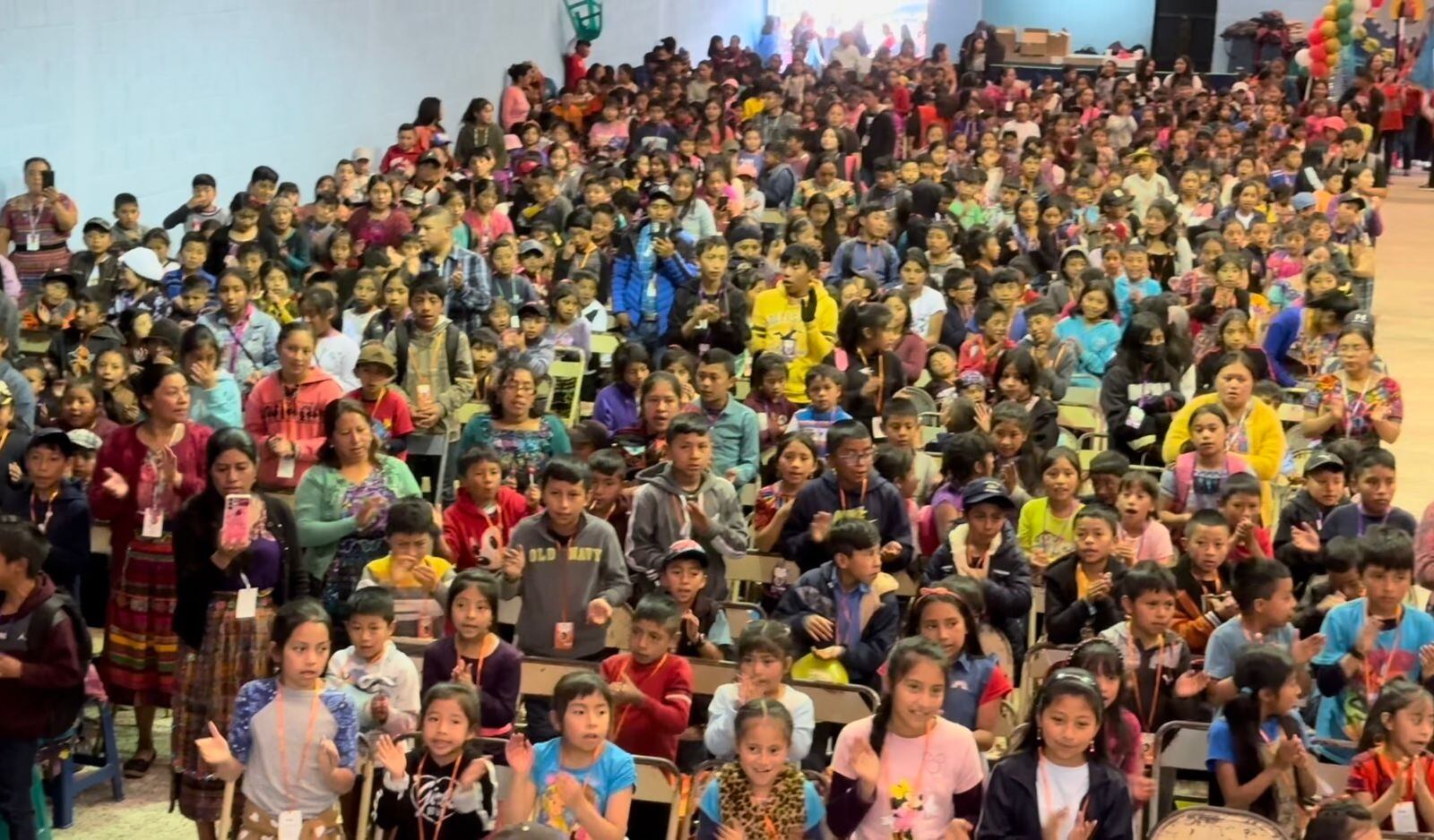 El padre Sergio Valverde y sus Obras del Espíritu Santo no solo alegran la Navidad y el Año Nuevo de miles de niños y familias en Costa Rica, también alcanza la solidaridad para hacerlo en Guatemala y El Salvador