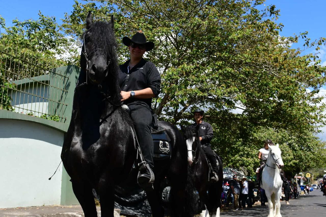 घोडेस्वार त्यांच्या प्राण्यांकडे आनंदाने पाहतात. छायाचित्रण: जॉर्ज नवारो.