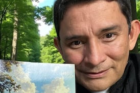 De niño refugiado a escritor: El doctor que crea relatos paranormales de hospital