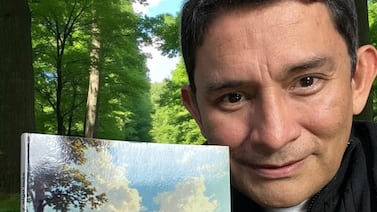 De niño refugiado a escritor: El doctor que crea relatos paranormales de hospital