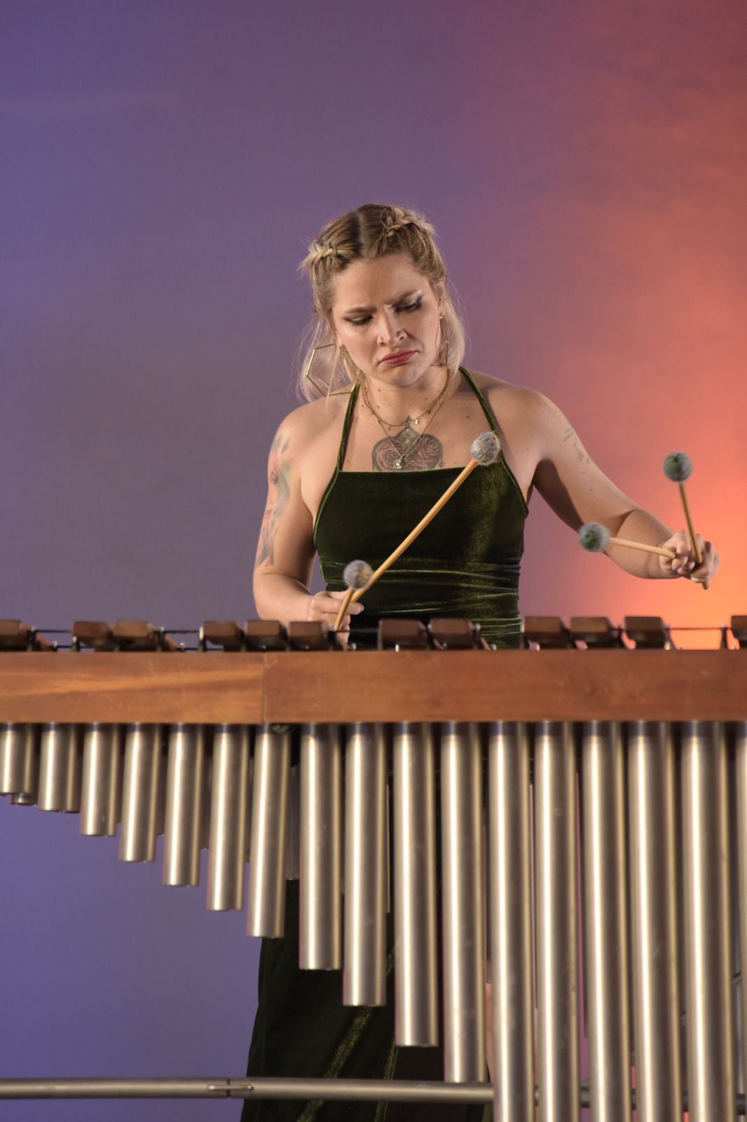 Ana Solano Villalobos, tiene 28 años, y hoy está a las puertas de uno de los logros más grandes que un percusionista puede soñar: representar a Costa Rica en el World Percussion Group 2026, el evento de percusión más prestigioso del planeta, es un mundial de percusión y ella sí clasificó.
