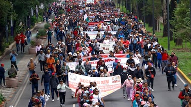 Miles de manifestantes bloquean acceso al mundialista estadio Azteca de México