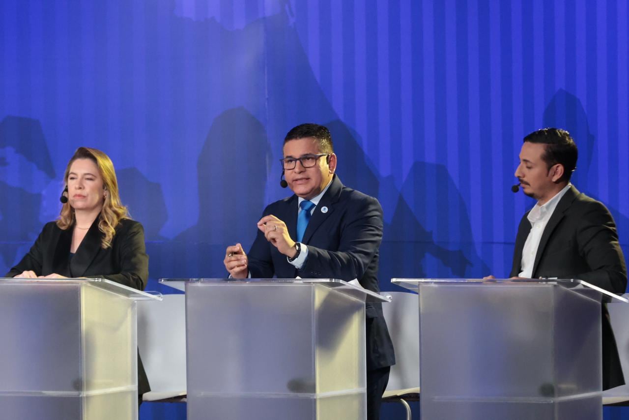 Fabricio Alvarado, candidato del Partido Nueva República, participa en el debate Columbia - U Latina.