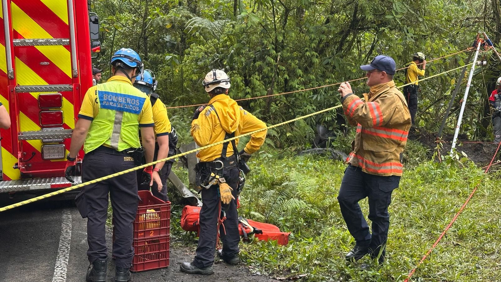 Búsqueda de carro que cayó en guindo en la Ruta 32