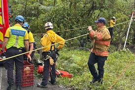 Hallan carro con tres personas fallecidas, aparentemente atadas, dentro de guindo en Alajuela