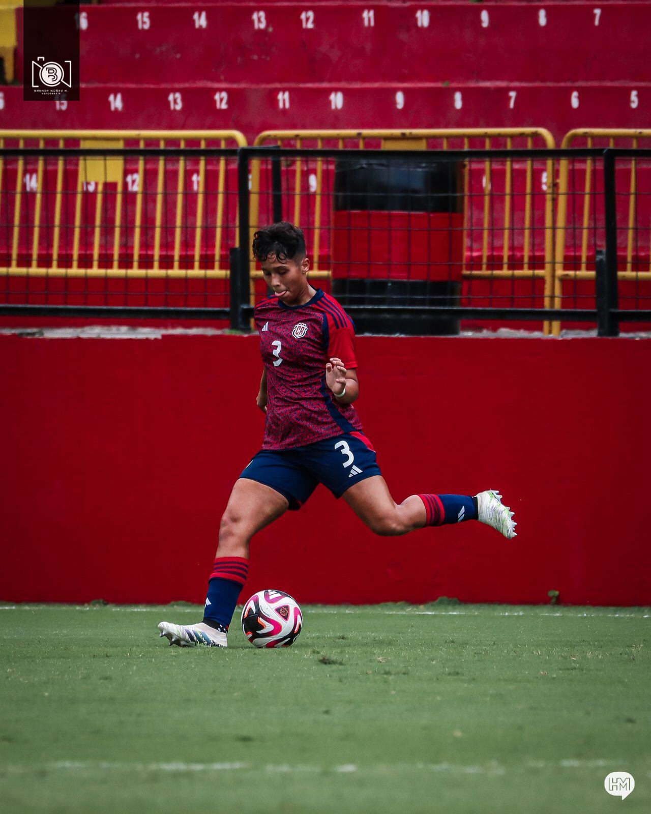 Joselyn Briceño se convirtió en la primera jugadora costarricense en llegar al fútbol de Argentina. Cortesía.