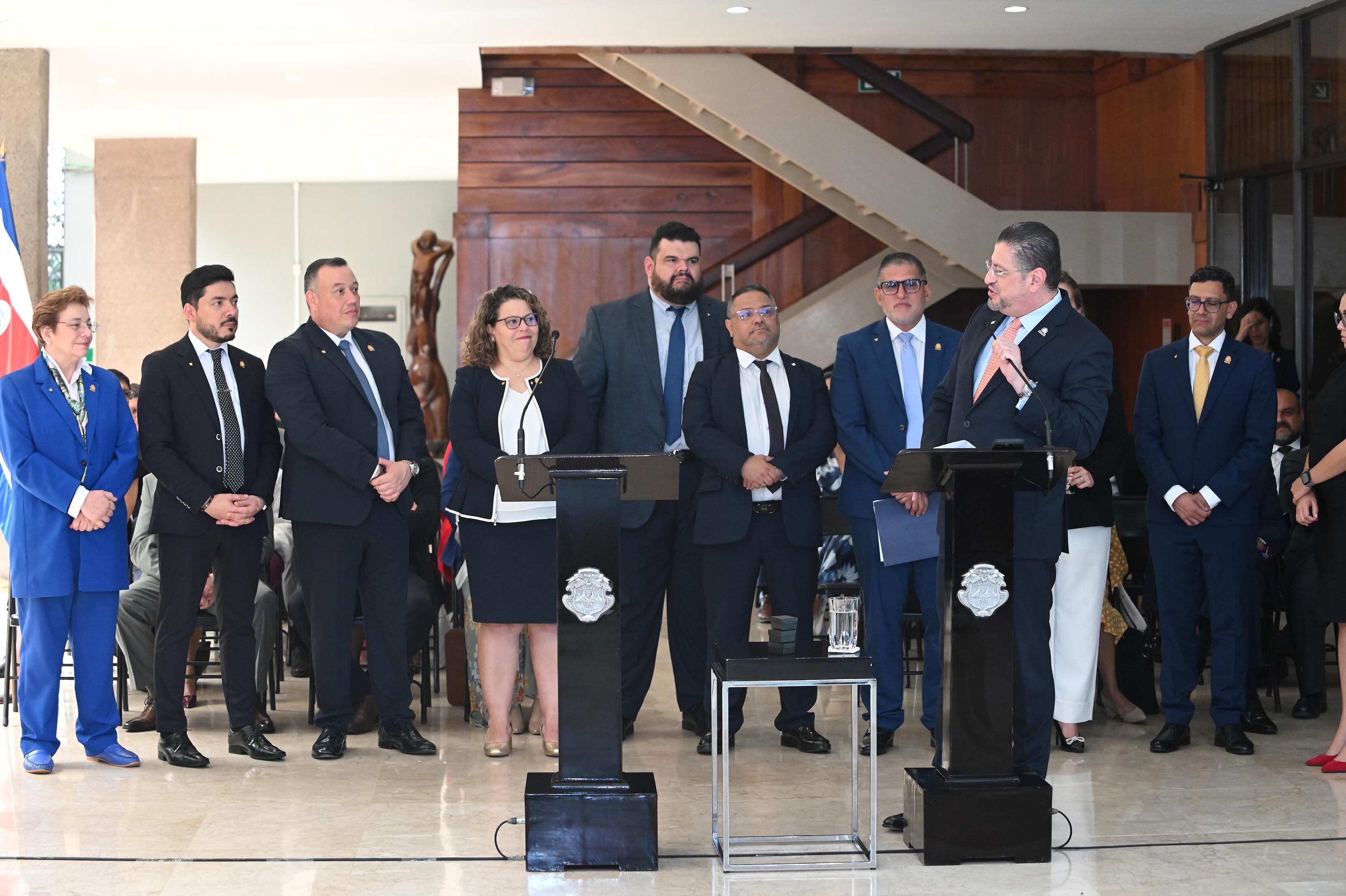 Presidente Chávez anuncia renuncia y sustitución de 5 ministros del gabinete.