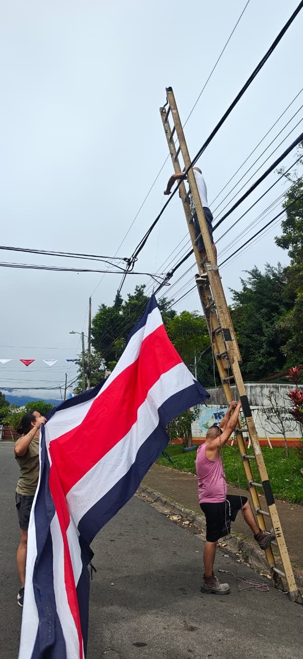 ¡Fiesta patria en grande! Urbanización La Independencia de Alajuela se viste de blanco, azul y rojo