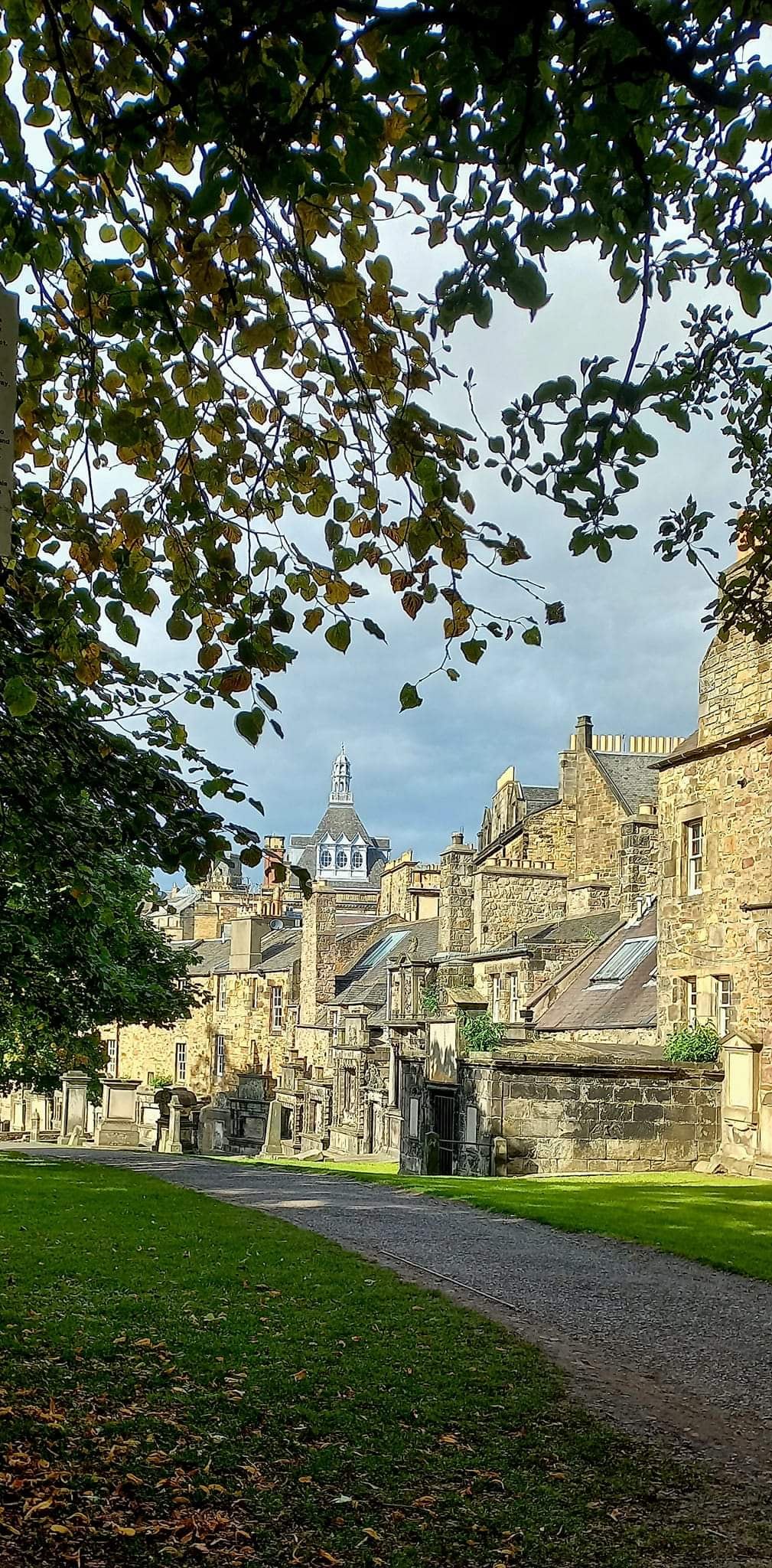 La costarricense Vanessa Alvarado, experta en la investigación fenómenos paranormales, visitó Escocia del 16 al 24 de setiembre del 2023 el cementerio más embrujado del mundo, el cementerio Greyfriars.