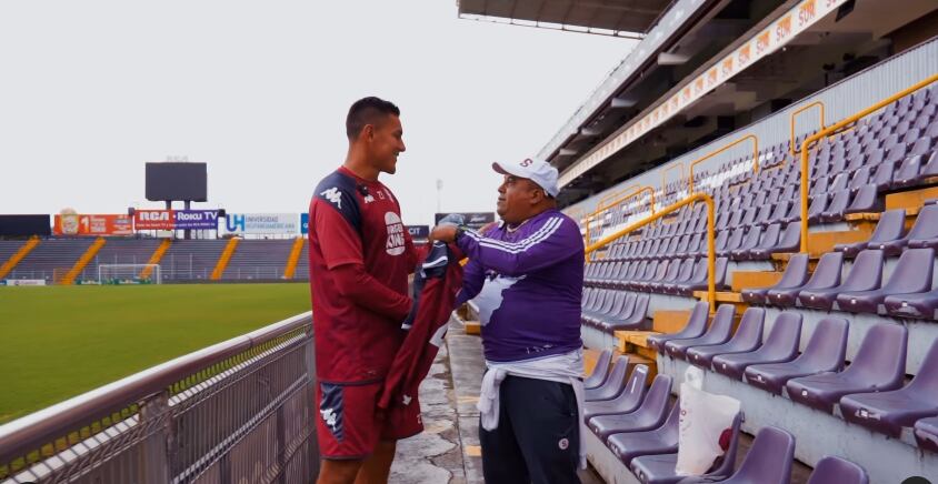 Oscar Duarte entrega camisa a ganador de rifa