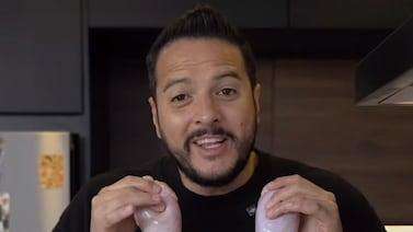 Max Barberena dejó impactados a muchos al mostrar cómo se come unos testículos de toro ¿Se le antoja?