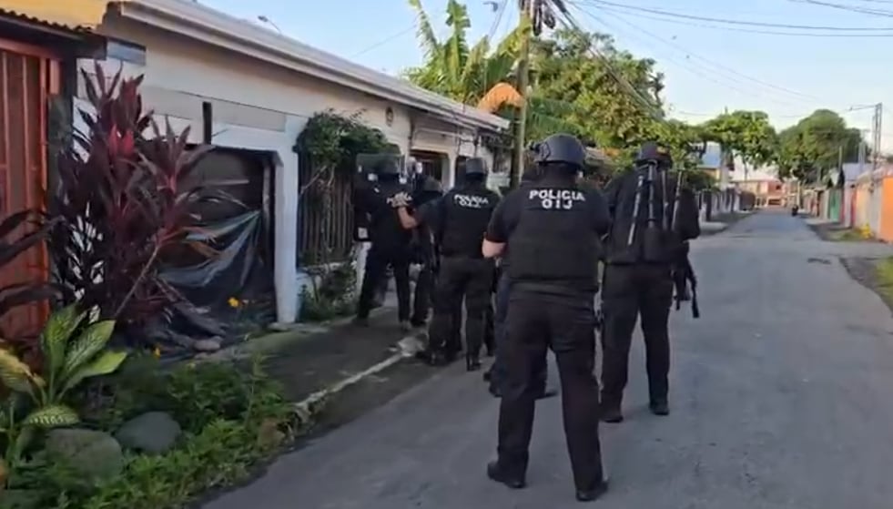 Los agentes del OIJ allanaron varias viviendas en Puntarenas por las extorsiones sexuales