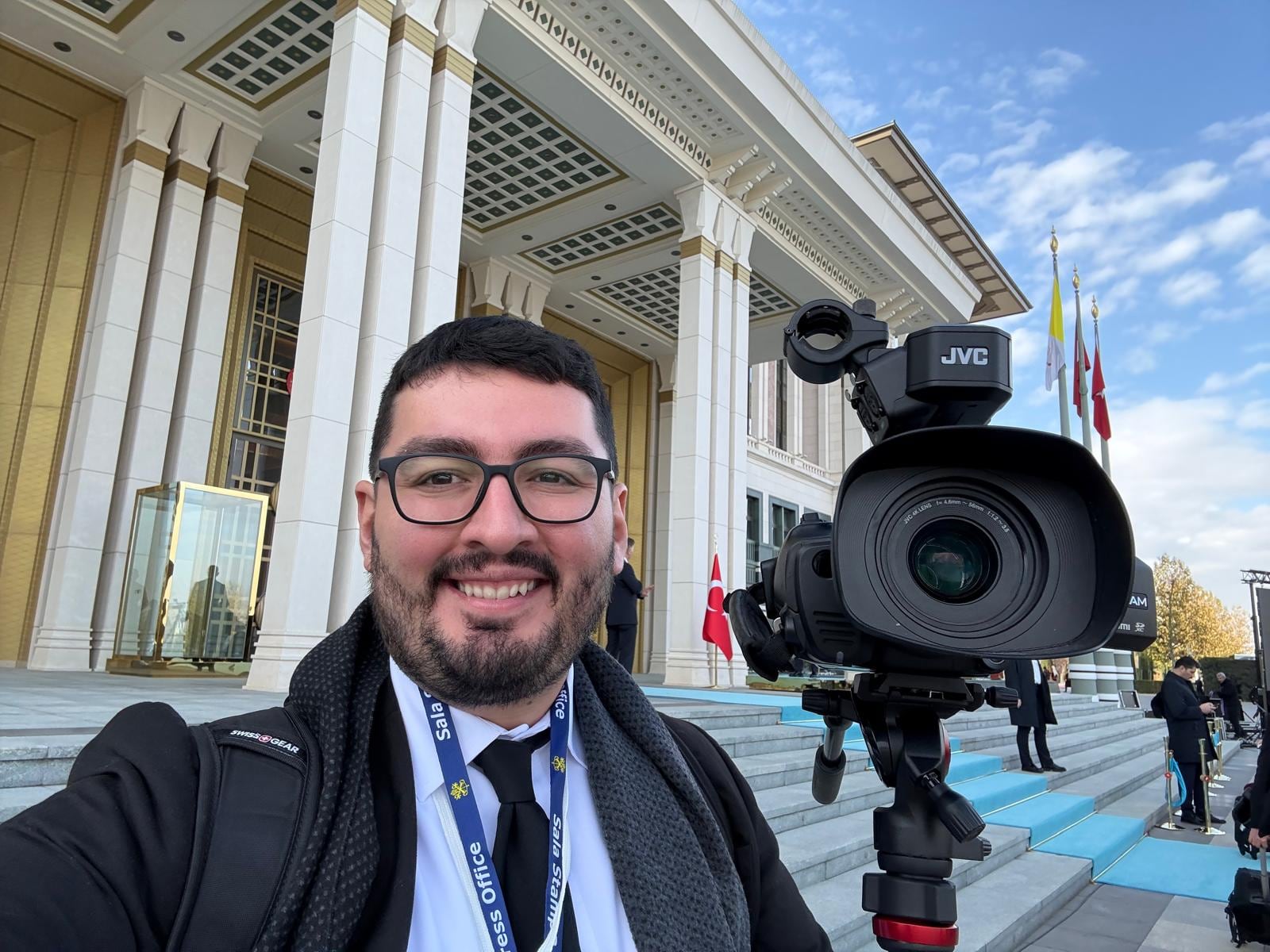 Jovel Eduardo Álvarez Solís, el pasado jueves 27 de noviembre, se convirtió en el primer periodista costarricense que vuela en un avión papal, lo hizo junto al papa León XIV.