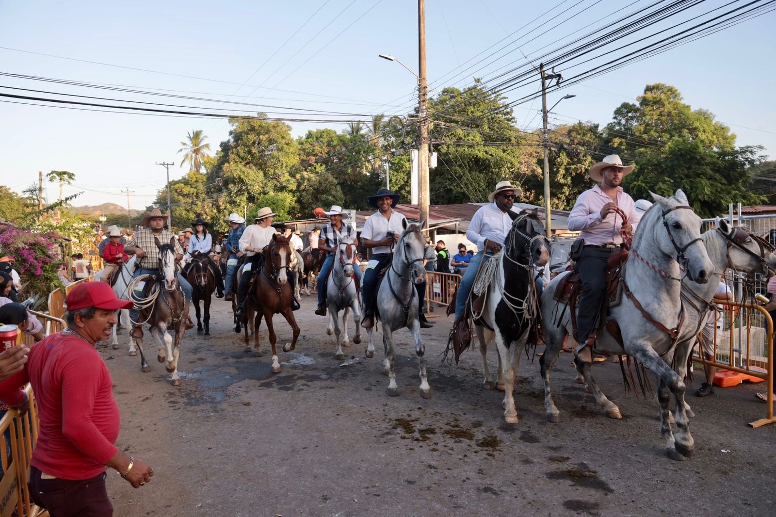 18/01/2024/ Con gran participación de caballistas y turistas se realizó el tope de Santa Cruz en Guanacaste / Foto Alonso Tenorio