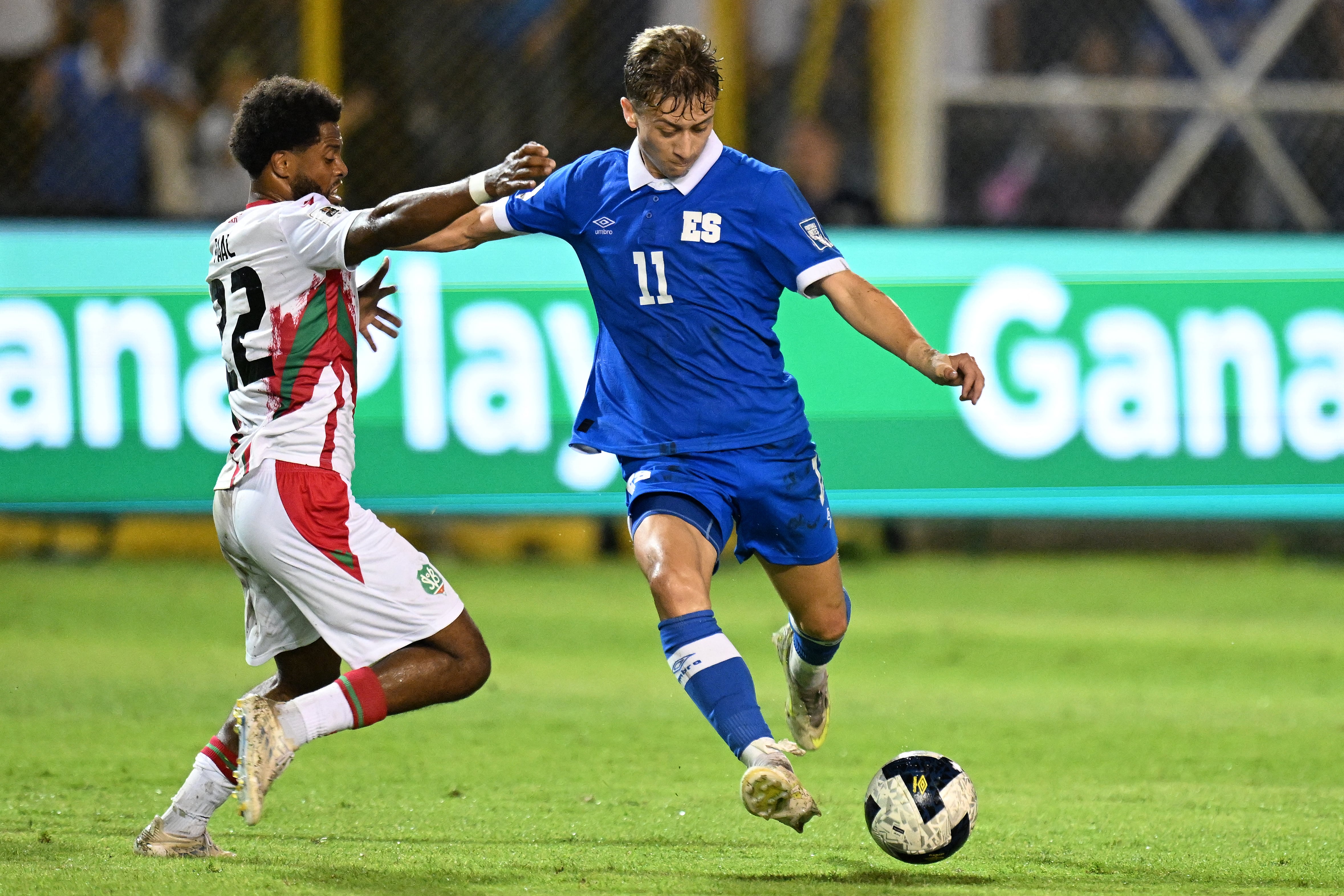 La FIFA multó a la Federación Salvadoreña de Fútbol (Fesfut) por los insultos racistas de sus aficionados a los jugadores de Surinam. AFP.