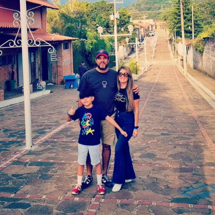 Hace cuatro años el ingeniero en electrónica tico, José David Mora Sánchez, renunció a su trabajo en Tiquicia y aceptó la oferta laboral de una empresa ucraniana. En la foto con su esposa, Carolina Méndez y su hijo, Luis David Mora.