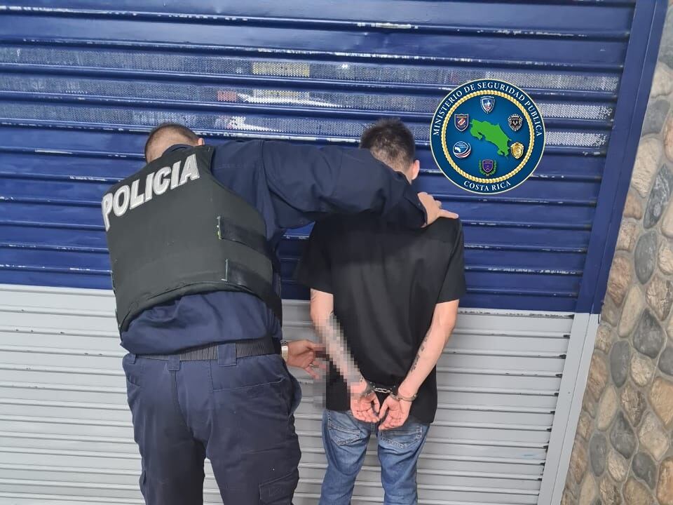 Detienen a pareja sospechosa de asaltar venta de pollo en San Francisco de Heredia. Foto MSP.