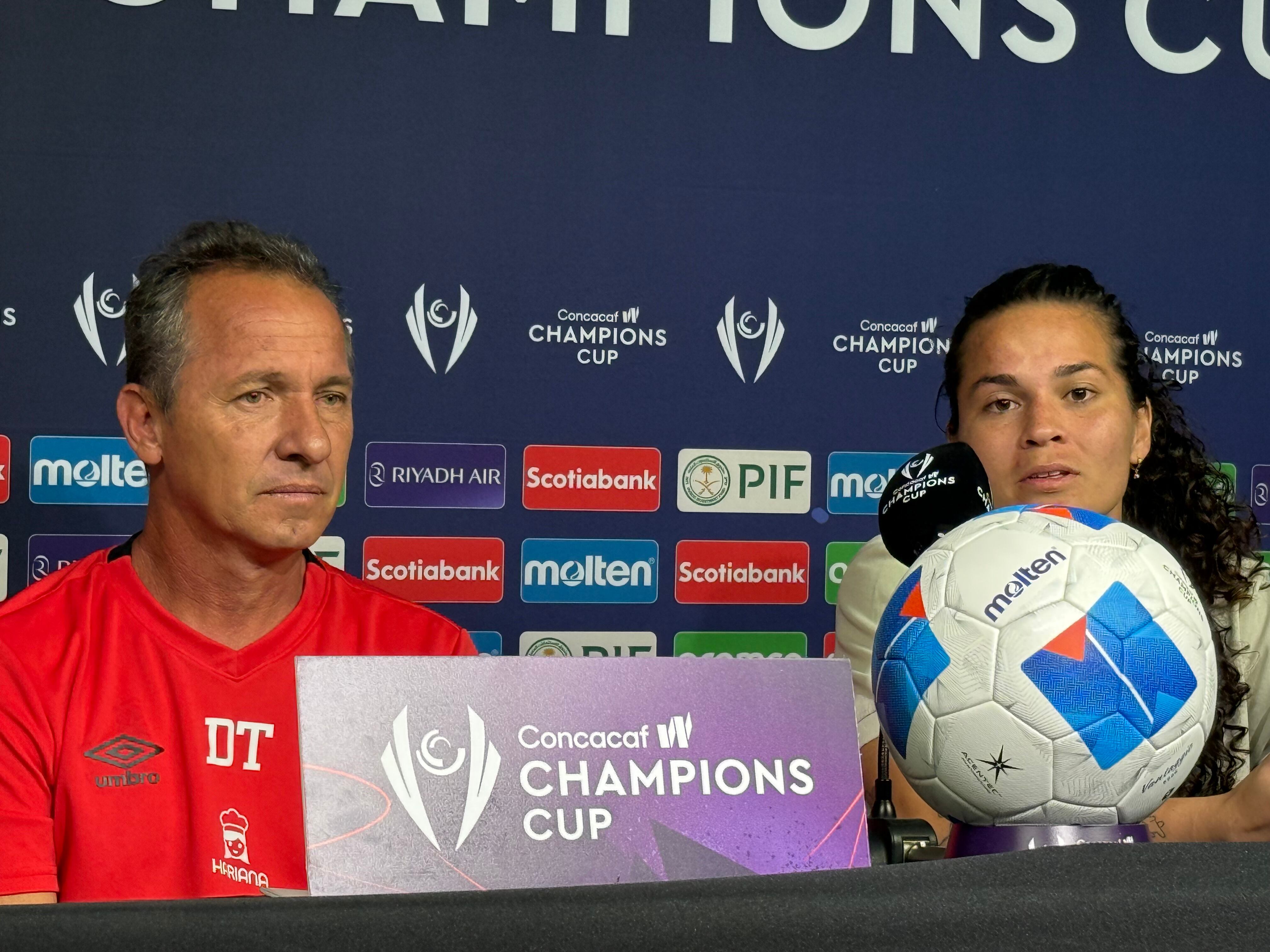 Wílmer López y Noelia Bermúdez brindaron sus impresiones en el Estadio Alejandro Morera Soto, en la víspera del partido entre Liga Deportiva Alajuelense y América, en la Concachampions femenina.