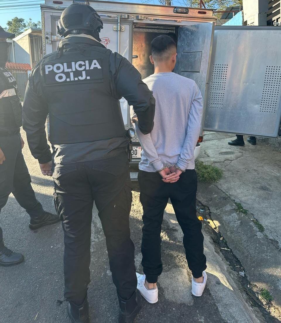 Cinco personas fueron detenidas como sospechosas de amenazar con armas a sus vecinos