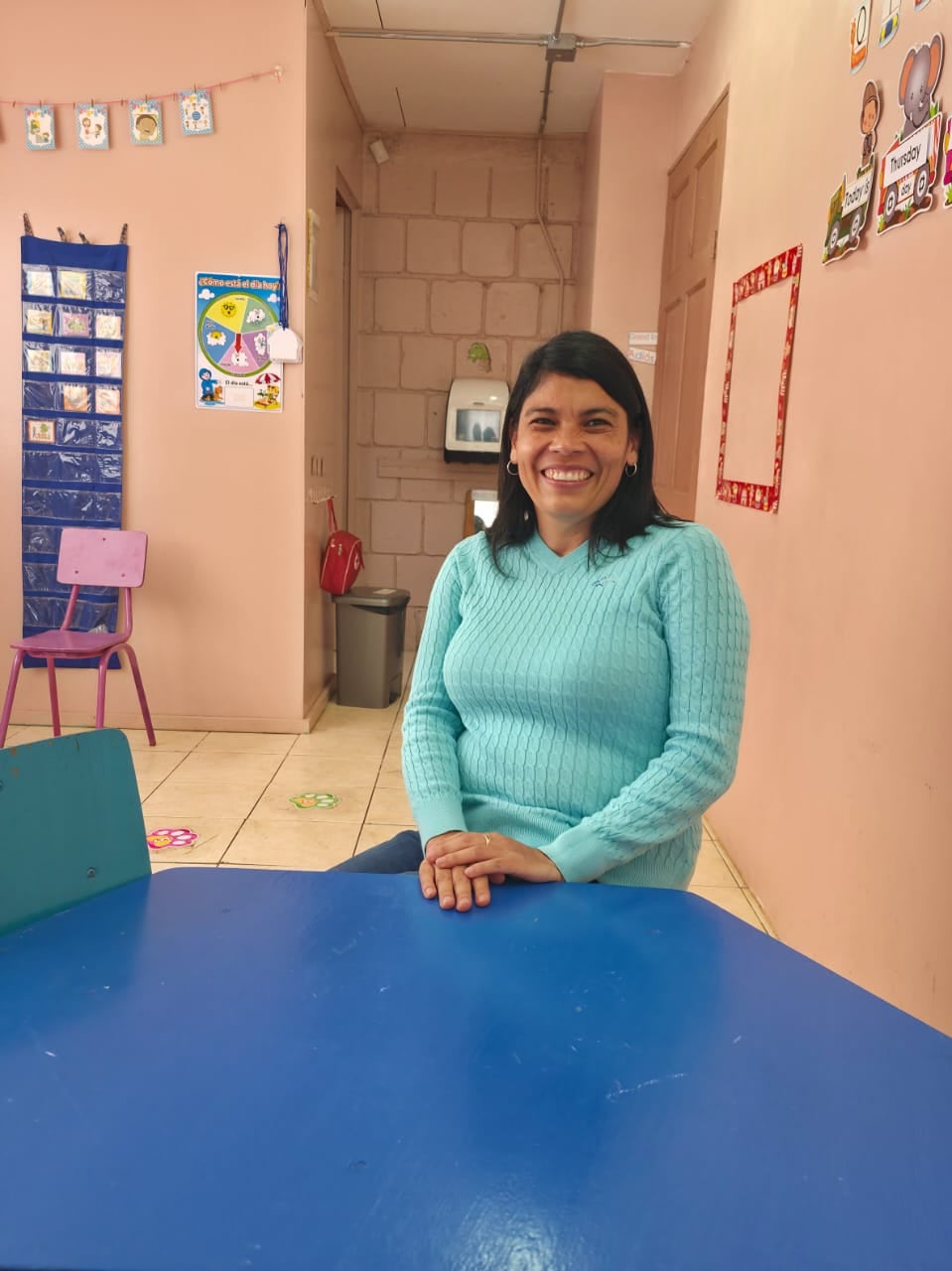 La docente Cindy Ulate Gómez camina entre cañales para llegar a la escuela en Las Mesas. (Autorización de los padres de los menores de edad)