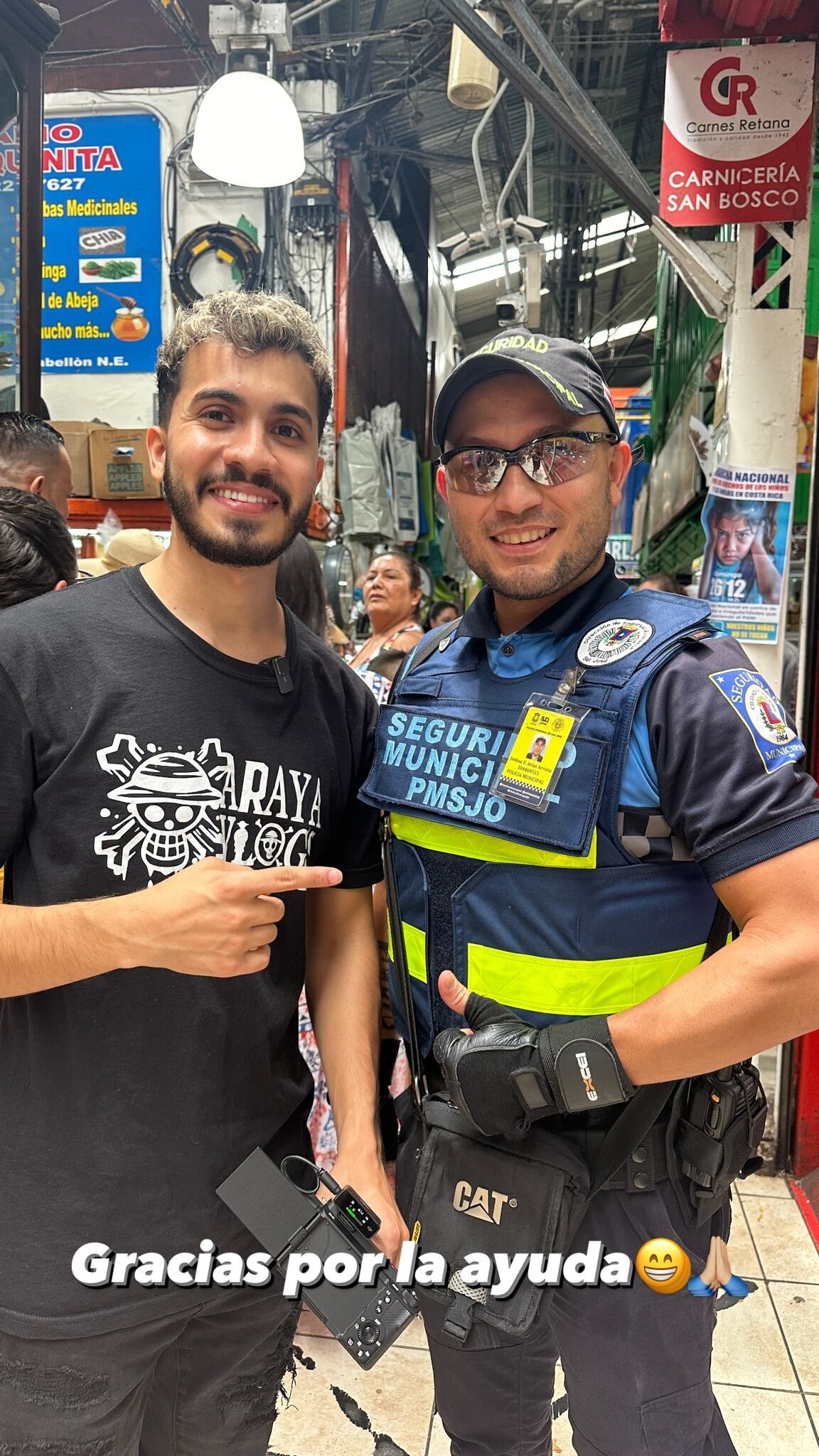 El youtuber Araya Vlogs se terminó tomando esta foto con el policía que los ayudó con el habitual.