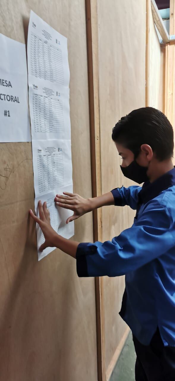 El Liceo Académico (144 estudiantes) y la escuela (340), Miguel Picado Barquero, de Santiago de Paraíso de Cartago, vivieron este viernes 1 de abril la fiesta cívica de las elecciones presidenciales de la segunda ronda. En la foto Anderson Cano.