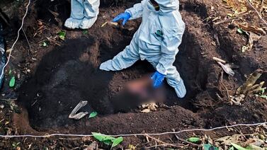 Pareja es sospechosa de asesinar a hombre cuyos restos fueron enterrados en dos fosas