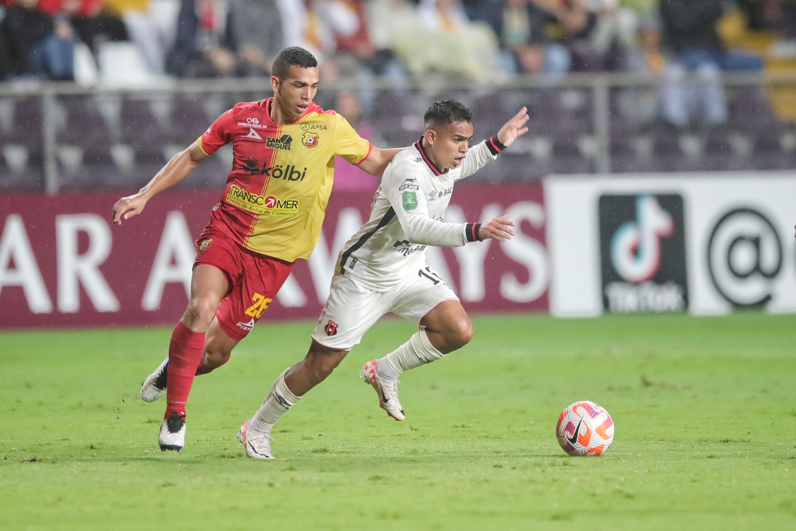 25/10/2023/ Juego entre el Club Sport Herediano vs Liga Deportiva Alajuelense por la copa centroamericana de CONCACAF en el estadio Ricardo Saprissa / Foto John Durán
