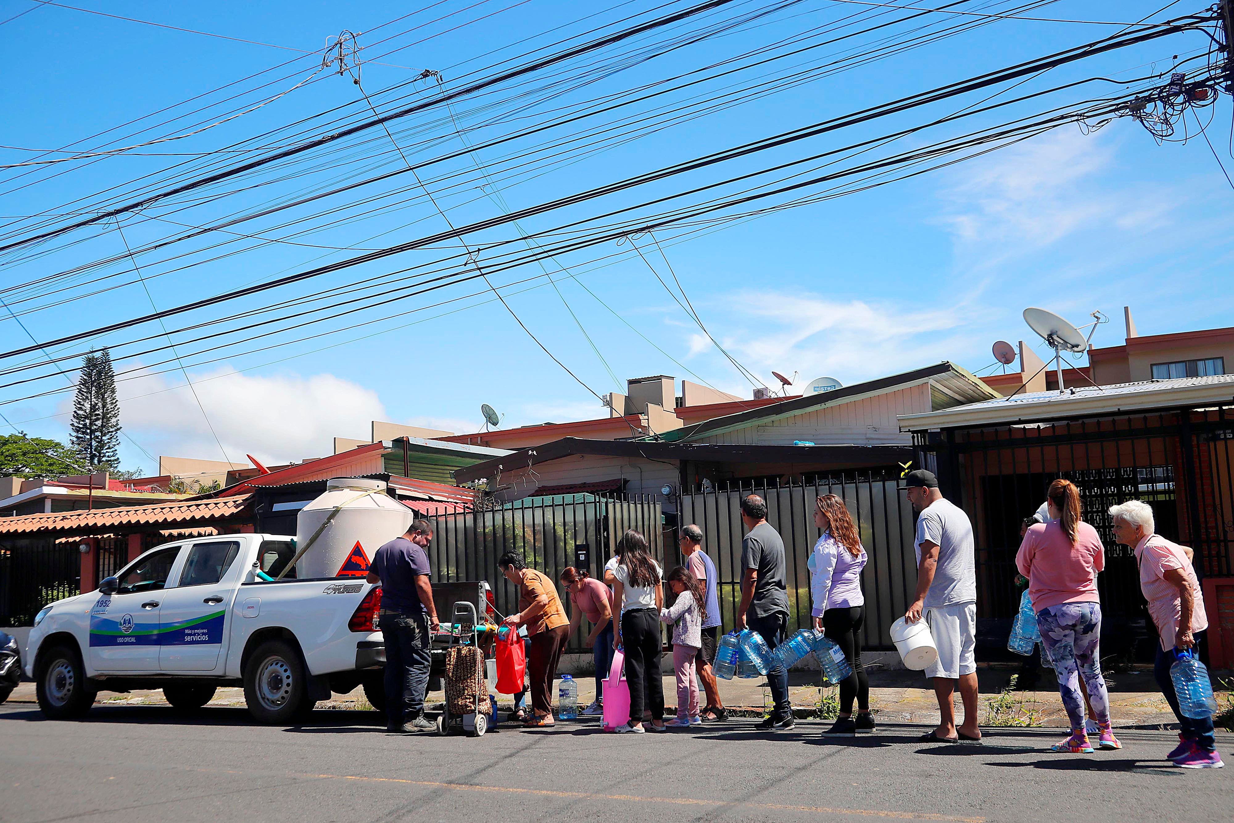 31/01/2024    Recorrido por Moravia, Guadalupe y Tibás, cantones afectados por el agua contaminada y en los que las imágenes de la gente haciendo fila con recipientes para recoger agua que llevan los camiones repartidores son recurrentes. Pese a la crisis este lavacar operaba con relativa normalidad en el centro de Moravia, a las 9:21 a.m. Foto: Rafael Pacheco Granados