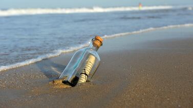Hallaron una botella con un mensaje en el mar y cuando la abrieron se arrepintieron de haberlo hecho