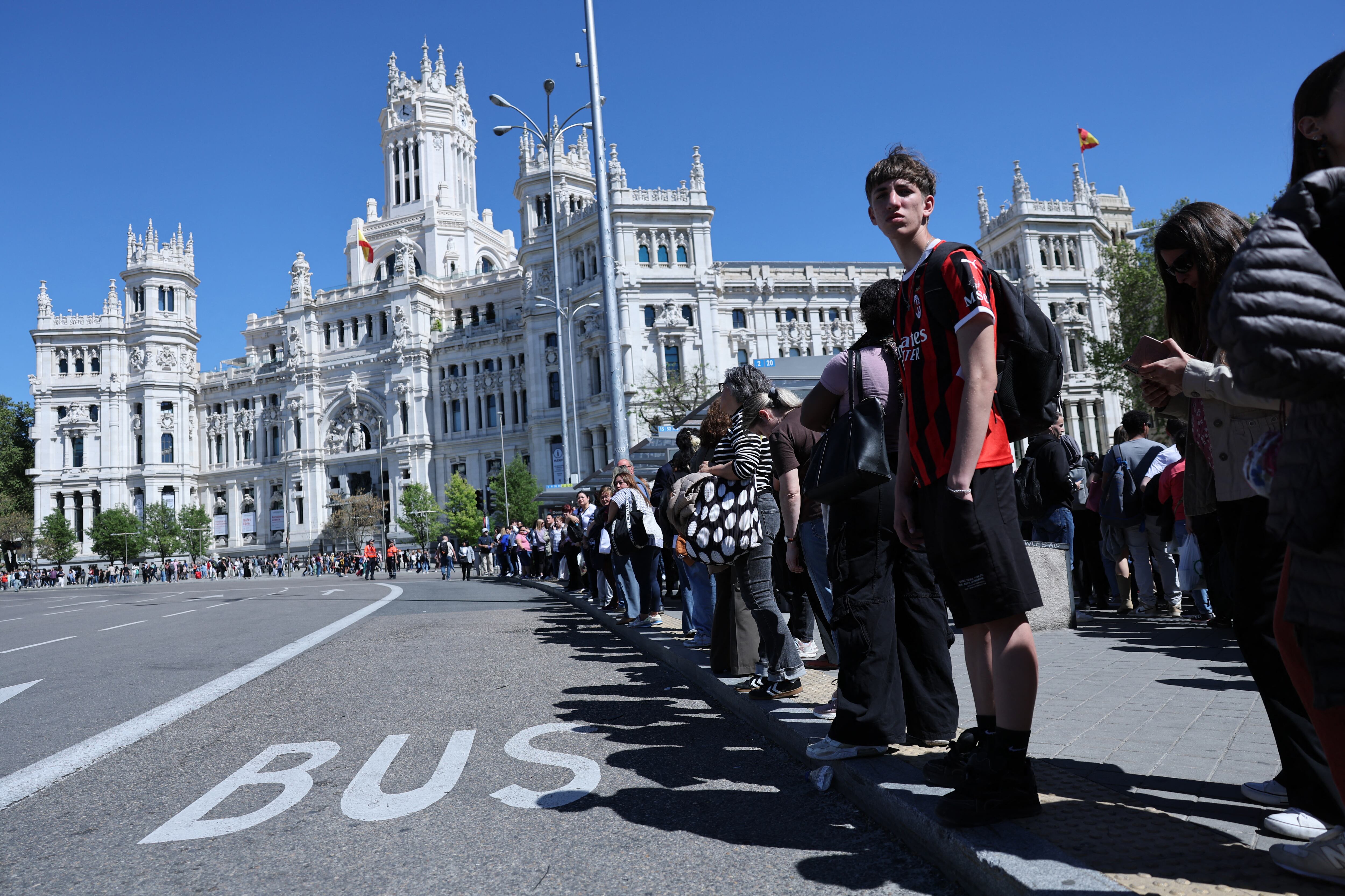 Cerca de Cibeles, no cabía la gente esperando un transporte. AFP