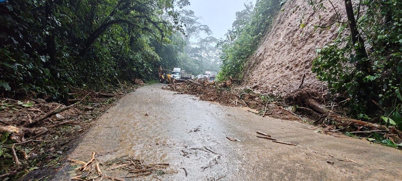 La carretera Braulio Carrillo que comunica con el caribe de Costa Rica y también con la carretera Vuelta Kooper que va hacia la zona norte está cerrada. Foto: MOPT