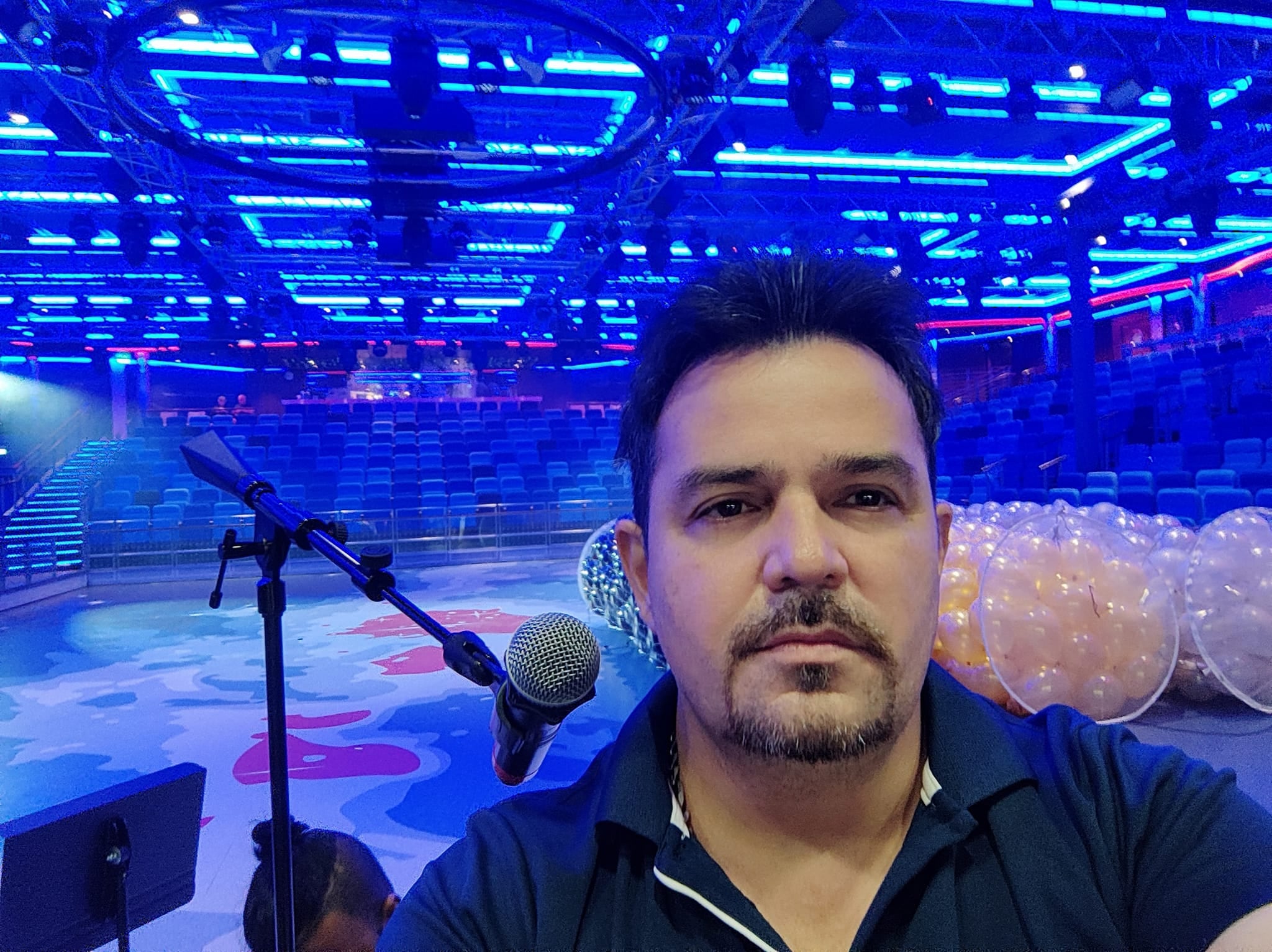 En el barrio San José de Alajuela, un muchacho soñador empezó a enamorarse de la música sin imaginar que, años después, su voz recorrería los océanos del mundo. Mario Alberto Saborío Madrigal, de 49 años, es hoy uno de los pocos costarricenses que ha hecho carrera como cantante en cruceros internacionales.