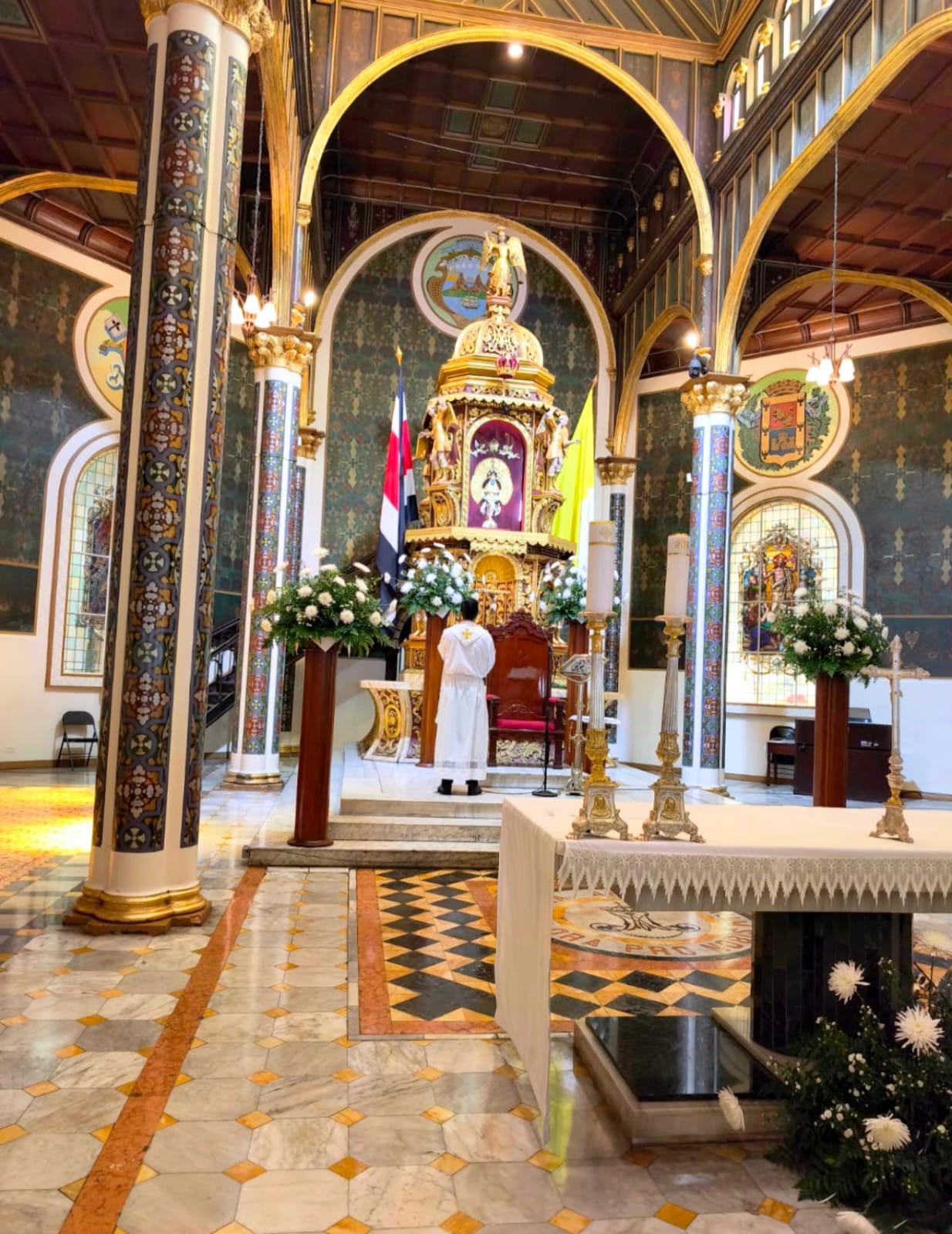 La historia de Antonio Navarro Madrigal no comienza en un hospital de España, sino a los pies de la virgencita de los Ángeles, donde su mamá, Fanny Madrigal, aprendió a convertir el dolor en esperanza.