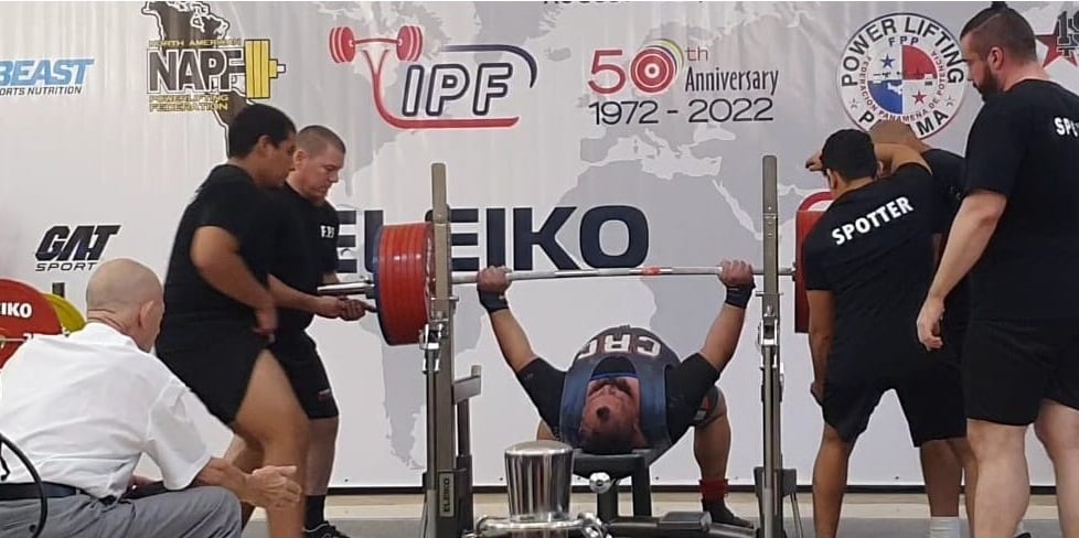 Carlos Manuel Campos Murillo no es solo músculo. Es historia viva del deporte costarricense. A sus 46 años, este vecino de Santa Ana ha logrado lo que ningún otro atleta nacional en cualquier disciplina: subirse cuatro veces al podio en campeonatos mundiales realizados